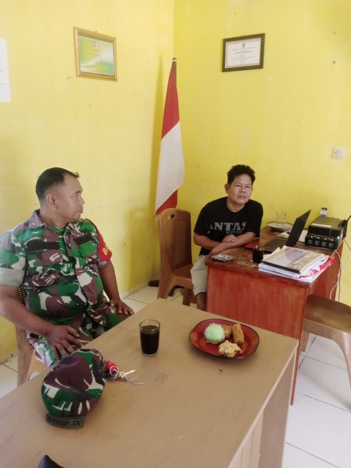 Babinsa Komsos Dengan Perangkat Desa Bahas Tentang Keamanan Dan ketertiban di wilayah desa binaan.