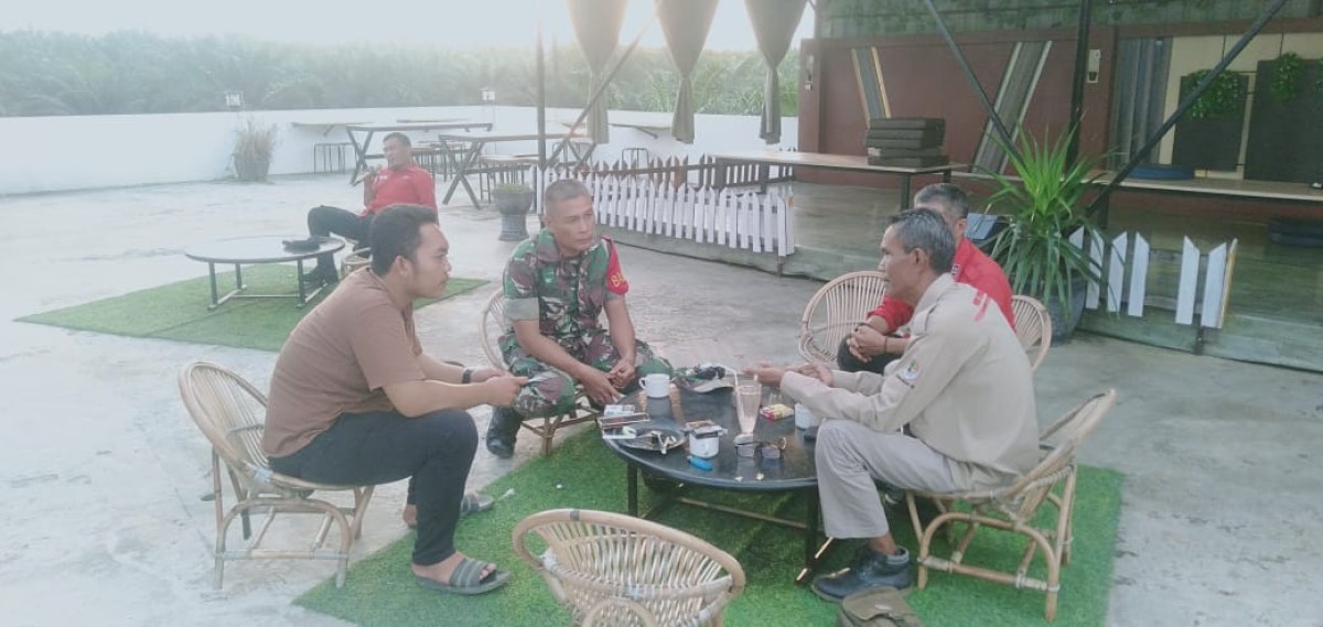 Komsos Dengan Warga Desa Binaan, Babinsa Koramil 406-04/Muara Lakitan Sertu Fajri maulani Ingatkan Warga Tentang Bahaya Karhutla di wilayah