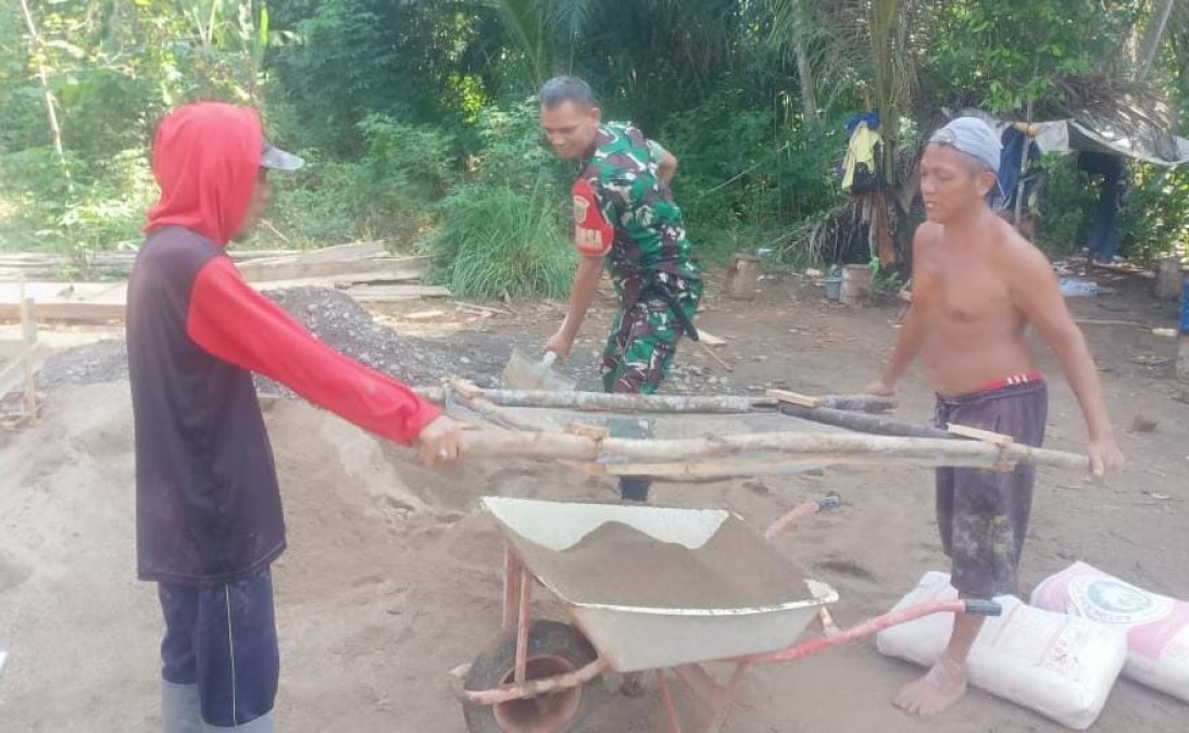 Koptu Yuliardi Babinsa Kodim 0406/Lubuk Linggau Bantu Warga Dalam Proses Pembangunan Rumah
