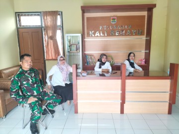 Tingkatkan Keamanan Babinsa Koramil 406-08/Lubuklinggau Serka Hardiyanto Melaksanakan Komsos.