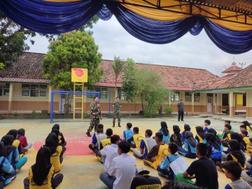 Kepedulian Babinsa. Babinsa Koramil 406-09/Terawas Memberikan Pembelajaran Wawasan Kebangsaan Dan Baris berbaris.