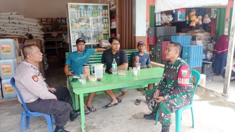 Kompak, Babinsa Dan Bhabinkamtibmas Komsos Bersama Dengan Warga masyarakat Binaan