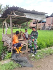 Untuk Dapat Mendengar Keluhan Para Petani, Babinsa Kodim 0406/ Lubuk Linggau Ngobrol Santai Bersama Petani