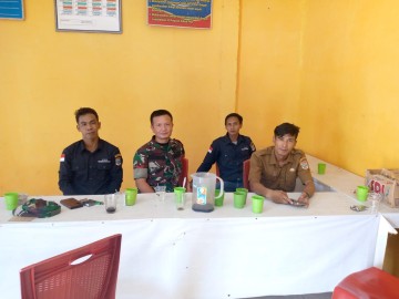 Babinsa dan kepala desa Sosialisasi Pencegahan Karhutla di Musim Kemarau