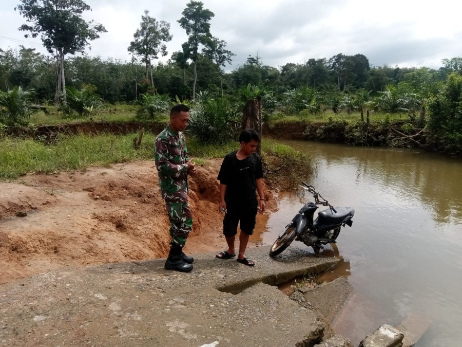 Antisipasi banjir Babinsa dan mitra karib Patroli cek ketinggian Debit Air di Wilayah Binaan
