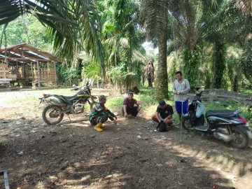 Babinsa koramil Mura Lakitan Melaksanakan Komsos dengan Tokoh Masyarakat di Wilayah Binaan