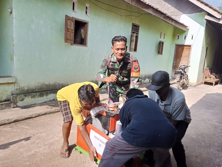 Guna Menunjang Produktivitas Pertanian, Serma Zulkarnaen Dampingi Penyerahan Bantuan Pompanisasi Pertanian