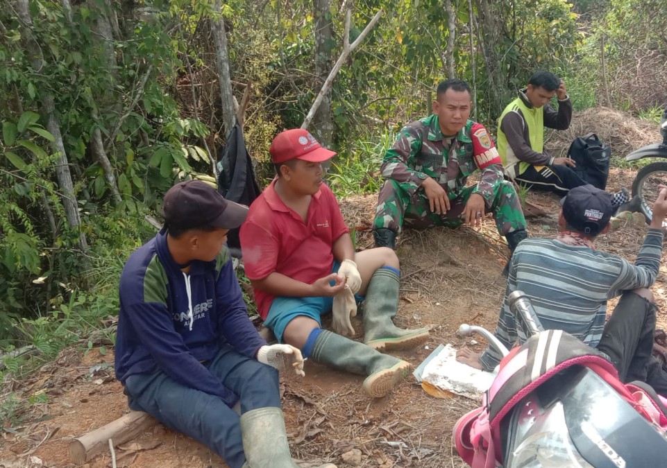 Memasuki musim kemarau Babinsa selalu siap siaga melaksanakan Sosialisasi Pencegahan Karhutla di Musim Kemarau