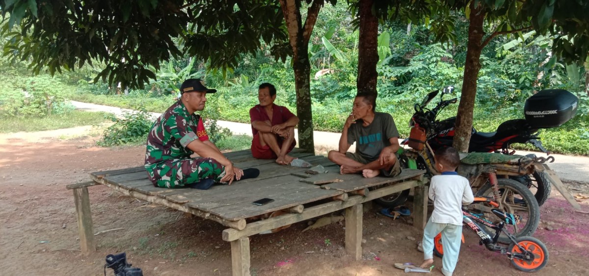 Komsos Dengan Warga Desa Binaan, Babinsa Koramil 406-07/jayaloka Ingatkan Warga Tentang Bahaya Karhutla