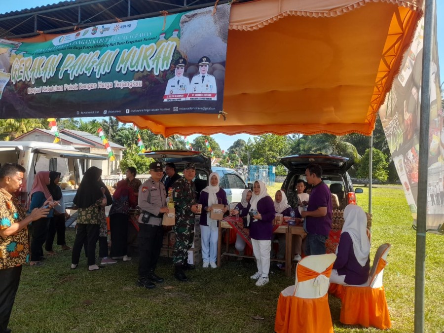 Babinsa Koramil 406-09/Terawas Kopral Evan Monitoring Giat Gerakan Pasar Murah Di wilayah Binaan.