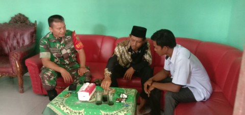 Jalin Komsos Sertu Robinson Babinsa Koramil 406-06/Tugumulyo Ingatkan Warga Bahaya Karhutla