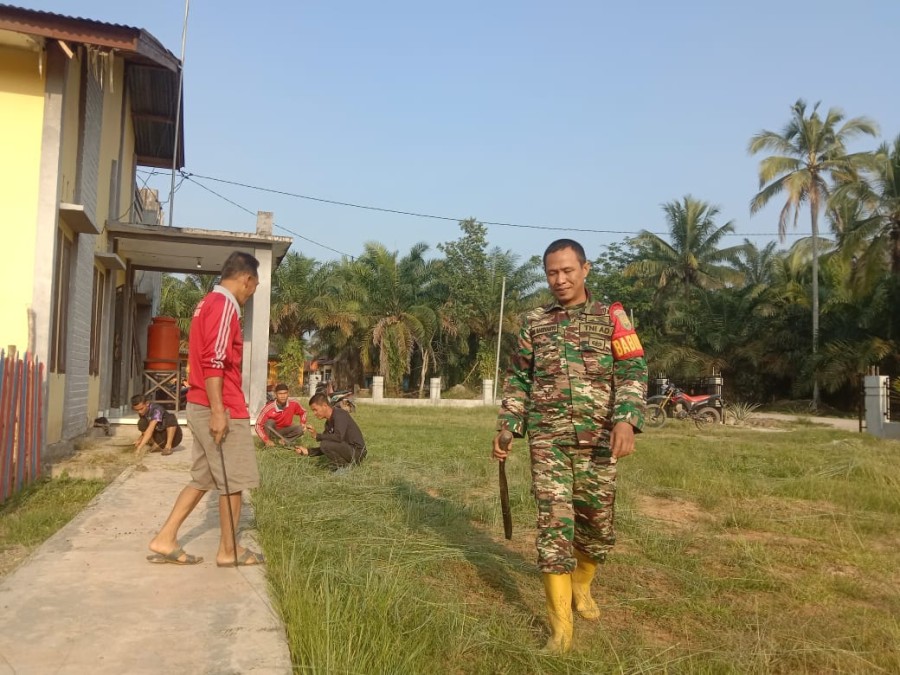 Semangat gotong royong, Babinsa bersama Warga Bersihkan Lingkungan Desa