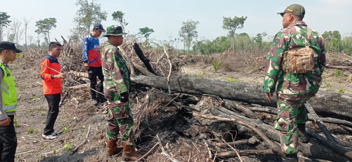 Babinsa Laksanakan Patroli Karhutla bersama warga di desa binaan