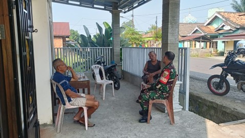 Komsos Dengan Warga Desa Binaan, Babinsa Koramil 406-04/Muara Lakitan Sertu Antoni Ingatkan Warga Tentang Bahaya Karhutla