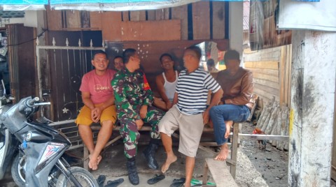 Jalani rasa keakraban dengan masyarakat Binaan, Babinsa melaksanakan kegiatan komunikasi sosial(komsos)