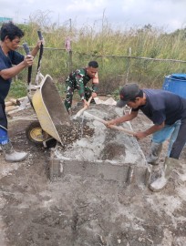 Wujud Pengamalan Delapan Wajib TNI, Serda Arian Arizal Bantu Proses Pembangunan Rumah Warga