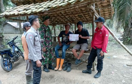 Babinsa dan Bhabinkamtibmas serta Mandala Agni Sambang warga dan Berikan Himbauan Karhutla