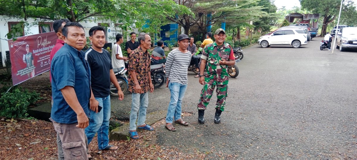 Jalin Keakraban, Babinsa Koramil 406-07/Jayaloka Lakukan Komsos dengan Warga masyarakat di wilayah binaan
