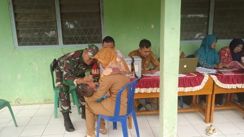 Babinsa Koramil 406-09/Terawas Sertu Zainal Abidin Monitoring Kegiatan Pekan Imunisasi Nasional (PIN)