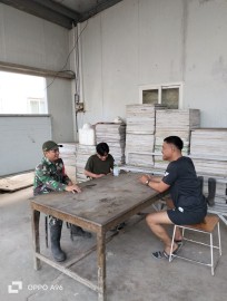 Jalani rasa ke keakraban dan silahtu Rahmi dengan warga binaan, Babinsa melaksanakan kegiatan Komsos rutin