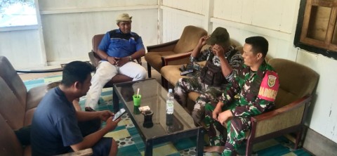 Memasuki musim kemarau Babinsa 406-02/rawas ilir siap siaga dan melaksanakan komsos bahayanya membuka lahan dengan cara di bakar