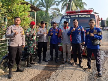 Satu Unit Rumah Warga Hangus Terbakar, Babinsa Bersama anggota Polsek dan Damkar Bantu Proses Pemadaman Api