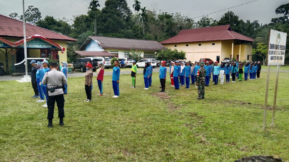 Babinsa Koramil 406-09/Terawas Melakasanakan Pelatihan Paskibraka Tingkat Kecamatan Di Wilayah Binaan.