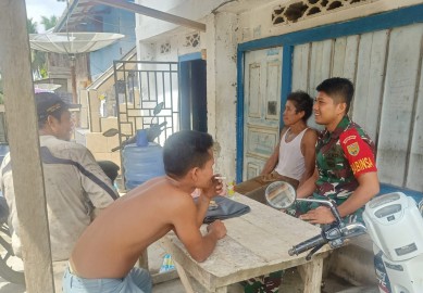 Jalani rasa keakraban dengan masyarakat Binaan, Babinsa melaksanakan kegiatan komunikasi sosial(komsos)