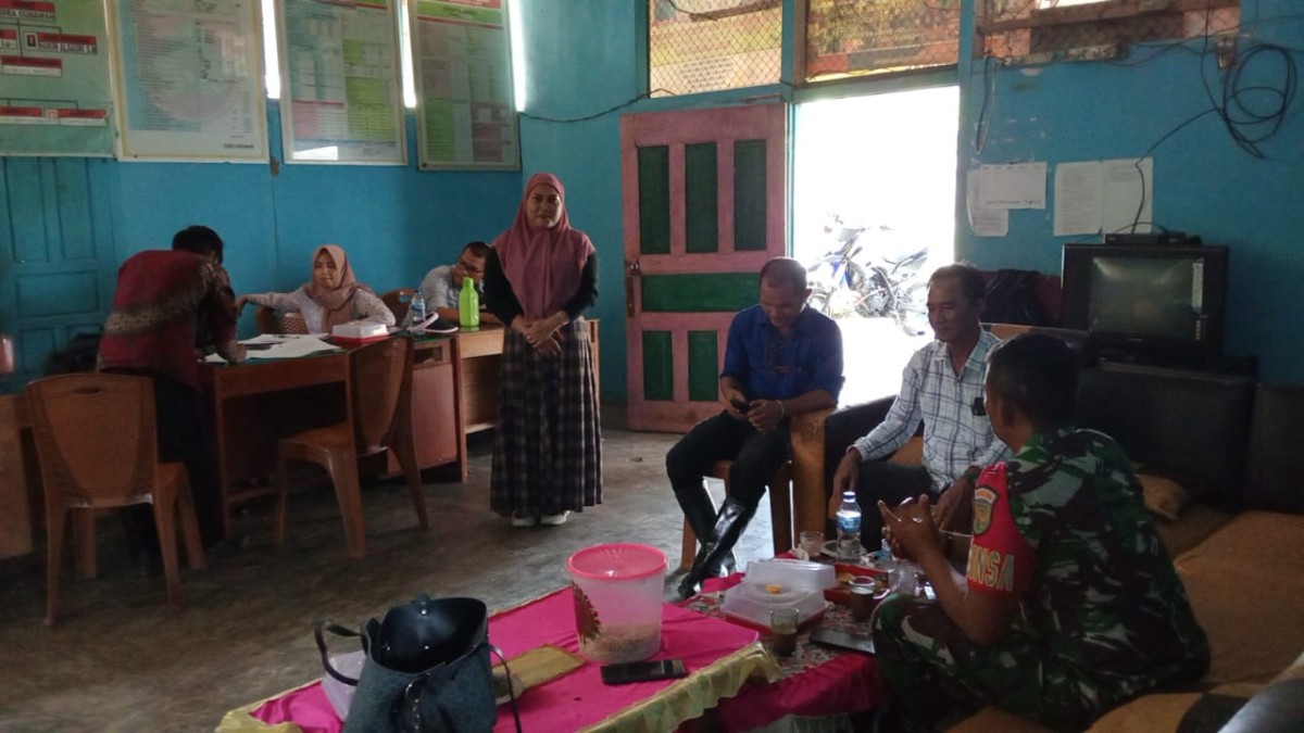 Tugas Rutin Babinsa. Sertu Adi Susanto Babinsa Koramil 406-09/Terawas Melaksanakan Komsos Di Wilayah Binaan.