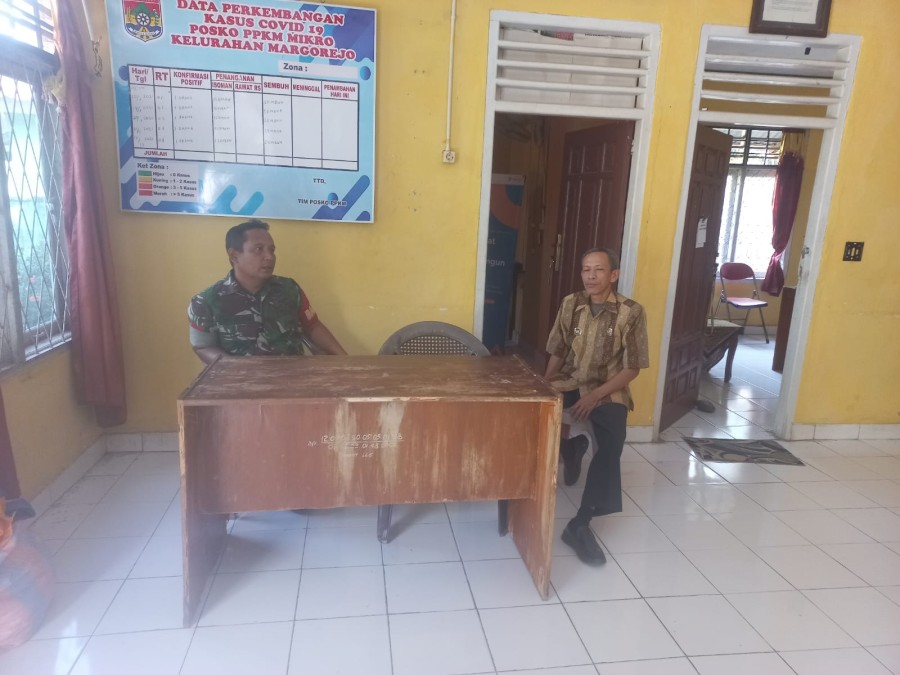 Babinsa Koramil 406-08/Lubuklinggau Koptu Wahyu Komsos Bersama Lurah