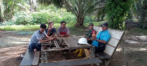 Komsos Dengan Warga Desa Binaan, Sertu Yunistan Ingatkan Warga Tentang Bahaya Karhutla di wilayah binaan