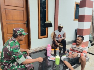 Jalani Silahturhami Babinsa Koramil 406-08/Lubuklinggau Serda Purwoko Melaksanakan Komsos Di wilayah Binaan.