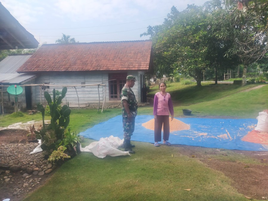 Babinsa Koramil 406-09/Terawas Serka Bambang Melaksanakan Komsos Di Wilayah Binaan.