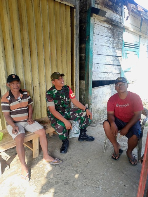 Melalui Komsos, Babinsa Sosialisasi Bahaya Karhutla Kepada masyarakat Desa binaan