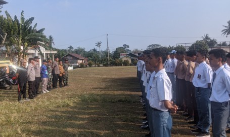Membentuk Karakter dan Disiplin, Babinsa Berikan Pelatihan Peraturan Baris Berbaris (PBB) dalam persiapan acara 17 Agustus 2024.