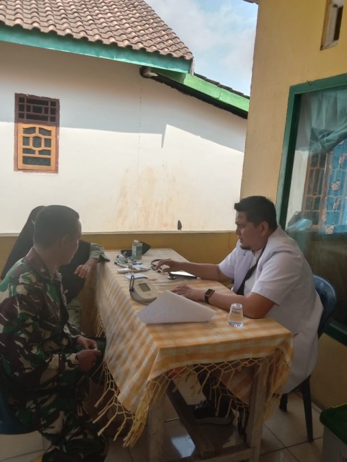 Wujudkan Balita Sehat, Babinsa Koramil 406-04/Muara Lakitan Serda Joni Hariyanto lakukan pen Dampingan Posyandu Di Desa Binaan