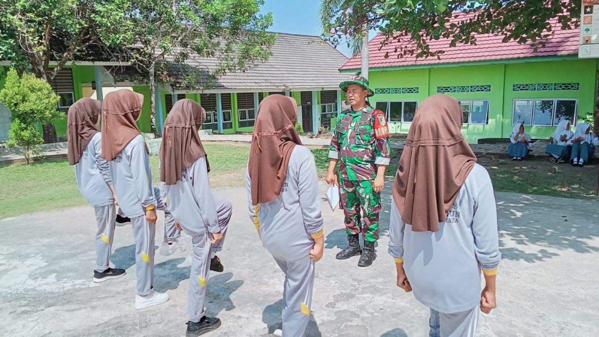 Tanamkan Kedisiplinan, Babinsa Melatih PBB di SMA Negeri Surulangun