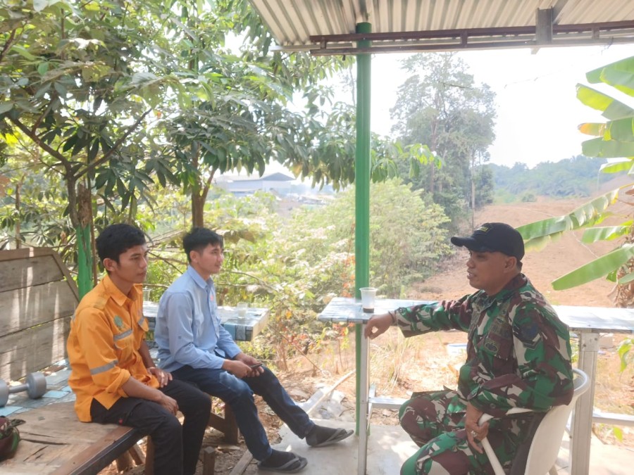 Komsos Dengan pekerja PT Batu bara, Babinsa Himbau Tingkatkan Keamanan