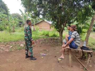 Babinsa Koramil 406-09/Terawas Melaksanakan Komsos Bersama Warga Di wilayah Binaan.