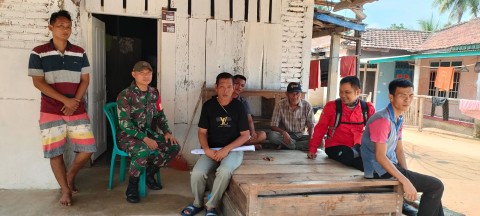 Siap siaga kebakaran hutan, Babinsa melaksanakan komsos bahayanya membuka lahan dengan cara di bakar