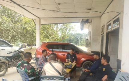 Jalani rasa keakraban dengan masyarakat Binaan, Babinsa melaksanakan kegiatan komunikasi sosial(komsos)