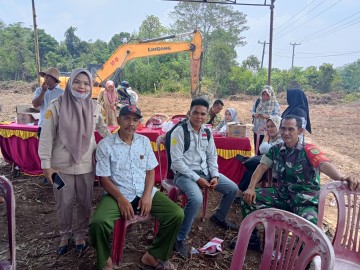 Jalani rasa keakraban dengan masyarakat Binaan, Babinsa melaksanakan kegiatan komunikasi sosial(komsos)