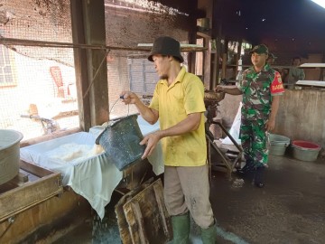 Koptu Agus Susilo Berikan Motivasi kepada Warga Binaan pengusaha Pembuat Tempe