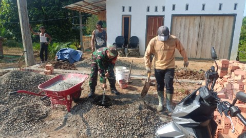 Kedekatan Nyata, Babinsa Koramil 406-04/Muara Lakitan Bantu Warga Bang mck di wilayah binaan