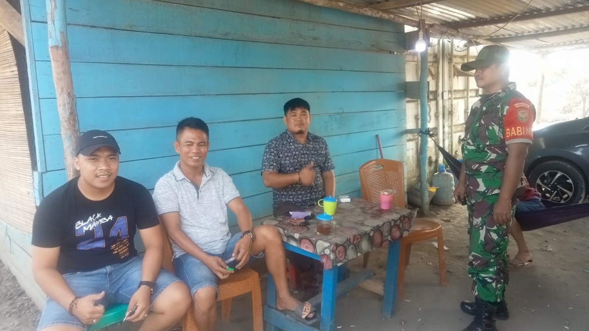 Jalani rasa keakraban dengan masyarakat Binaan, Babinsa melaksanakan kegiatan komunikasi sosial(komsos)