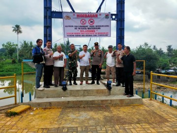 Cegah Adanya Korban Tenggelam, Babinsa Bersama Personil Polsek Dan Camat Pasang Banner Berisi Himbauan