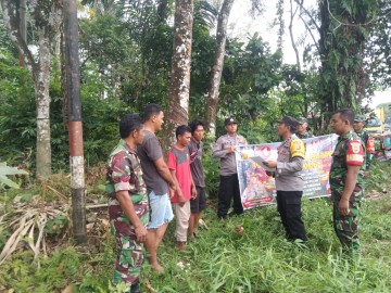 Babinsa Koramil 406-10/LT Bersinergi Dengan Bhabinkamtibmas Melaksanakan Patroli Karhutla