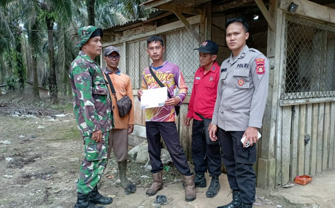 Melalui Komsos, Babinsa dan babinkamtibmas Sosialisasi Bahaya Karhutla Kepada Warga