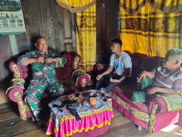 Babinsa melaksanakan komsos di desa binaan membahas Tingkatkan Kerjasama Yang Baik Dengan Aparat Desa