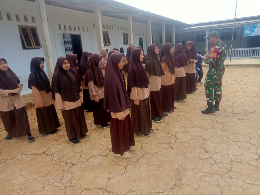 Menuju Hari Hut kemerdekaan, Babinsa melaksanakan mendampingi siswa pesantren AN – NAML latihan PBB di desa binaan
